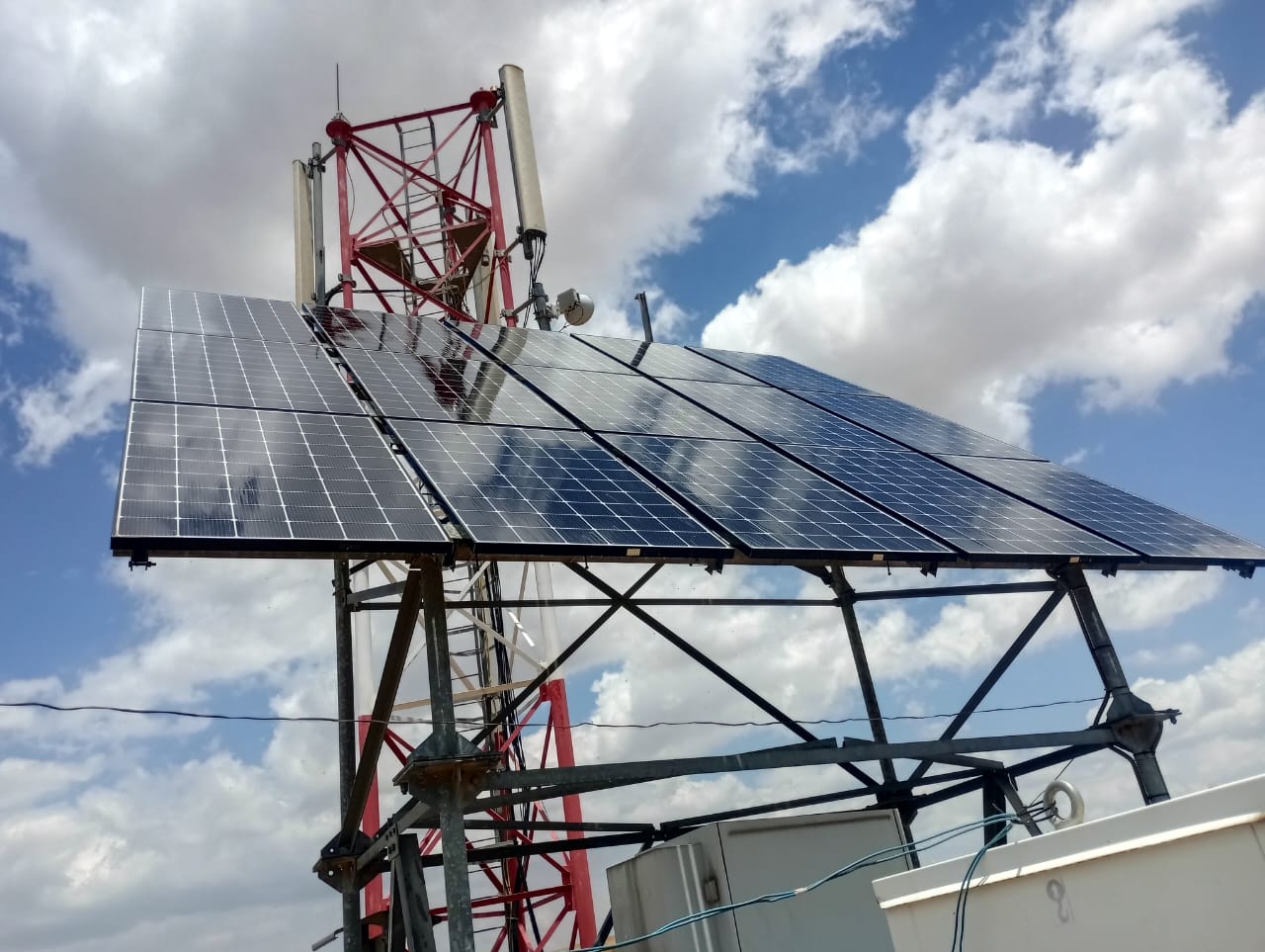Solar-powered telecom tower site with panel array